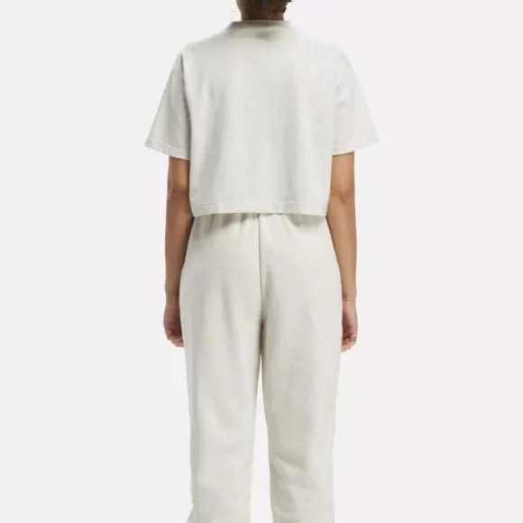 classics_archive_essentials_big_logo_crop_tshirt_2.webp Tops & T-shirts^Reebok Classics Archive Essentials Big Logo Crop T-Shirt Chalk